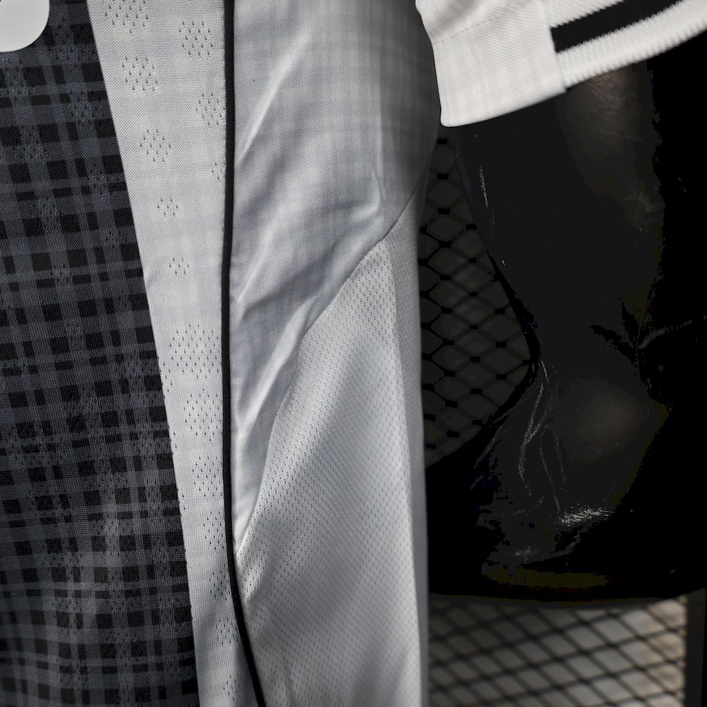 Newcastle United 2025/26 Camisola Principal Versão Jogador – Homem