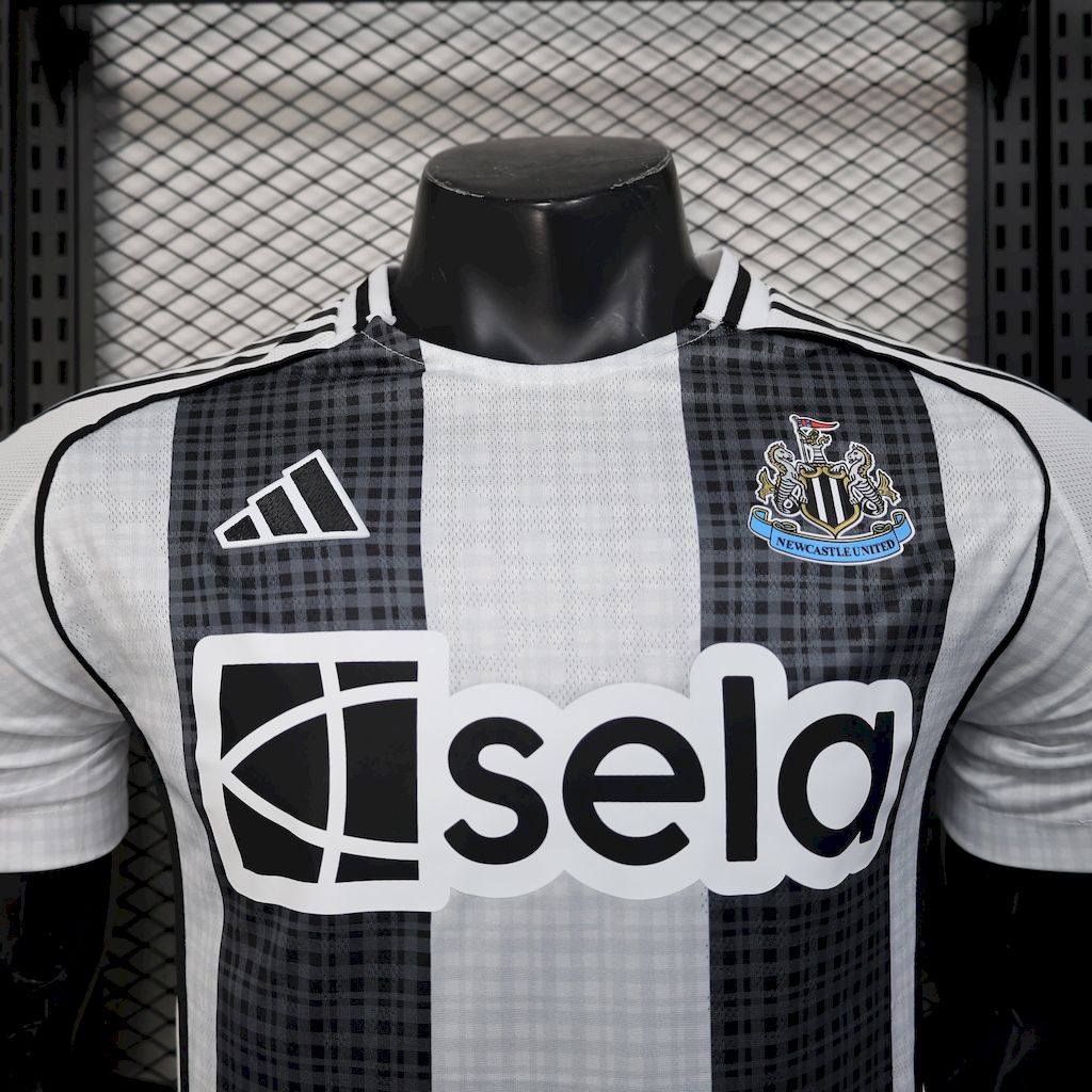 Newcastle United 2025/26 Camisola Principal Versão Jogador – Homem