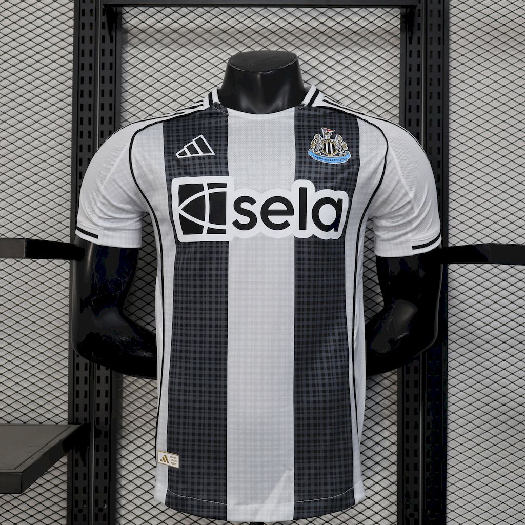 Newcastle United 2025/26 Camisola Principal Versão Jogador – Homem