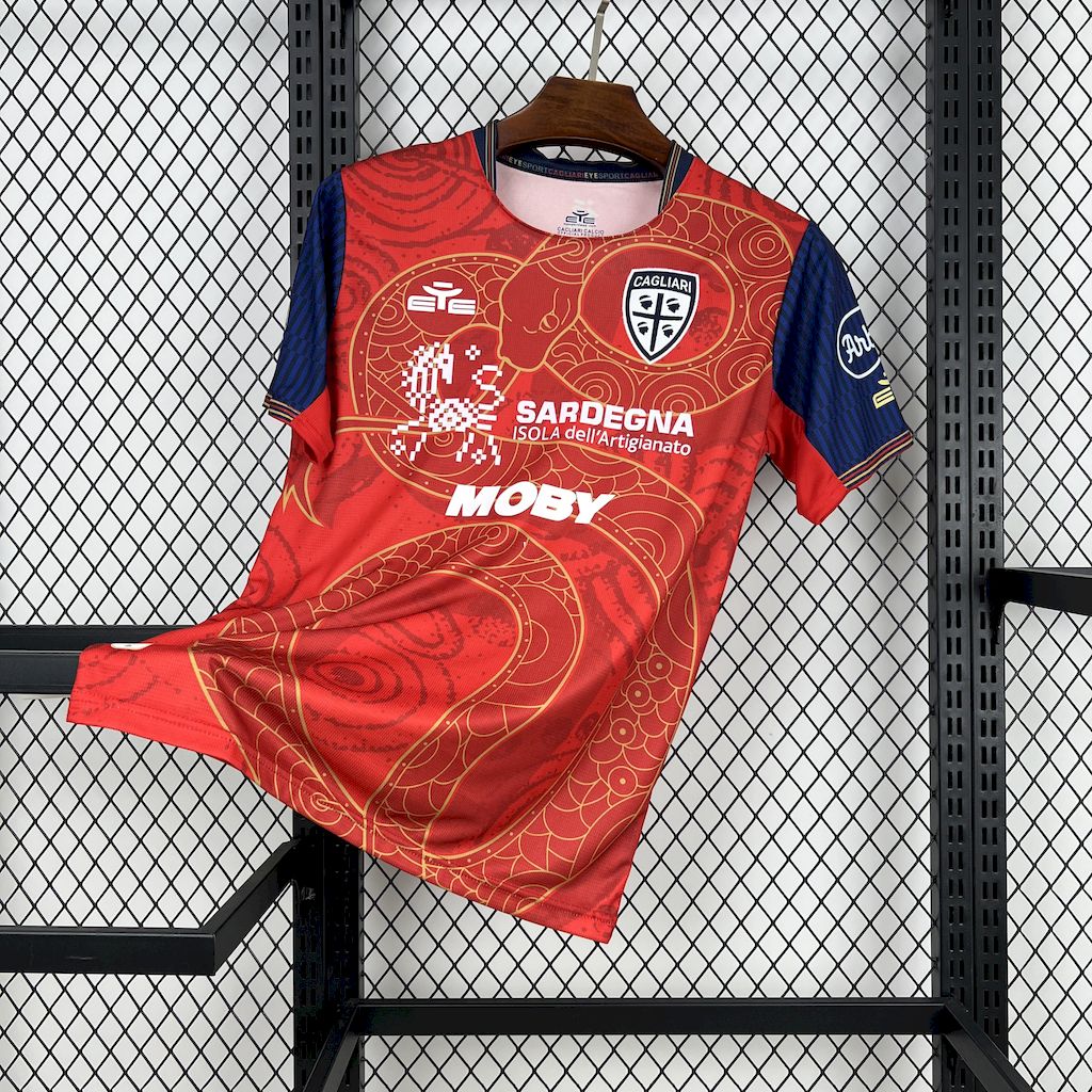 Cagliari Calcio 2024/25 Camisola Ano da Serpente Edição Limitada – Homem