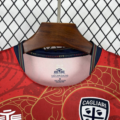 Cagliari Calcio 2024/25 Camisola Ano da Serpente Edição Limitada – Homem
