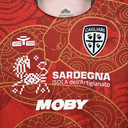 Cagliari Calcio 2024/25 Camisola Ano da Serpente Edição Limitada – Homem